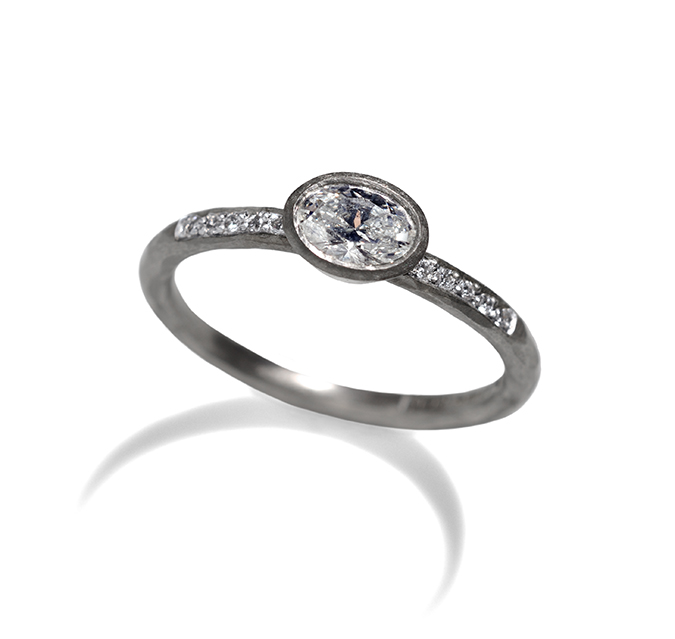 Oval diamond ring